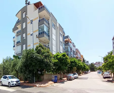 antalya konyaaltı; apartment opposite the shopping mall